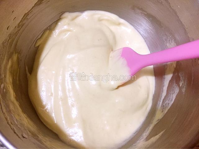 上下搅拌均匀，不要画圈搅拌哦，拌成细腻的面糊