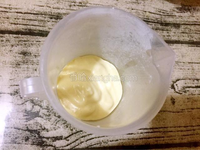 取一小勺面糊到玉米油里面，拌匀即可