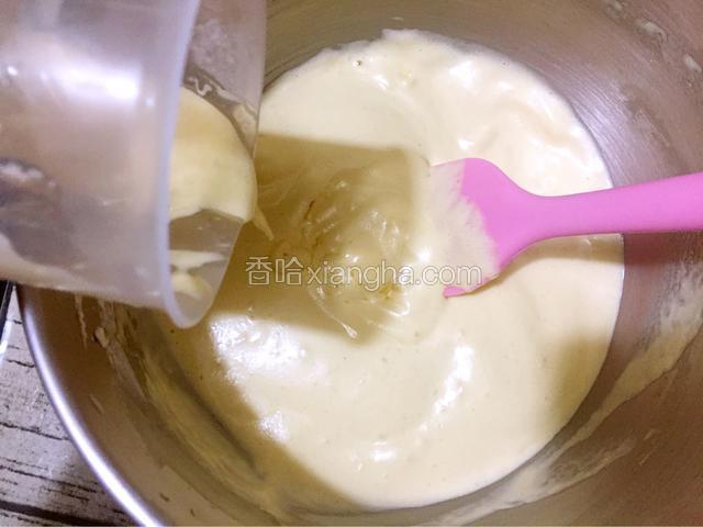 然后倒回面糊里，然后用上下拌的方式拌均匀