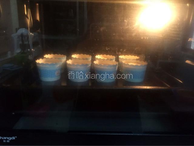 放进预热好烤箱里，上火90度，下火120度，中层30分钟