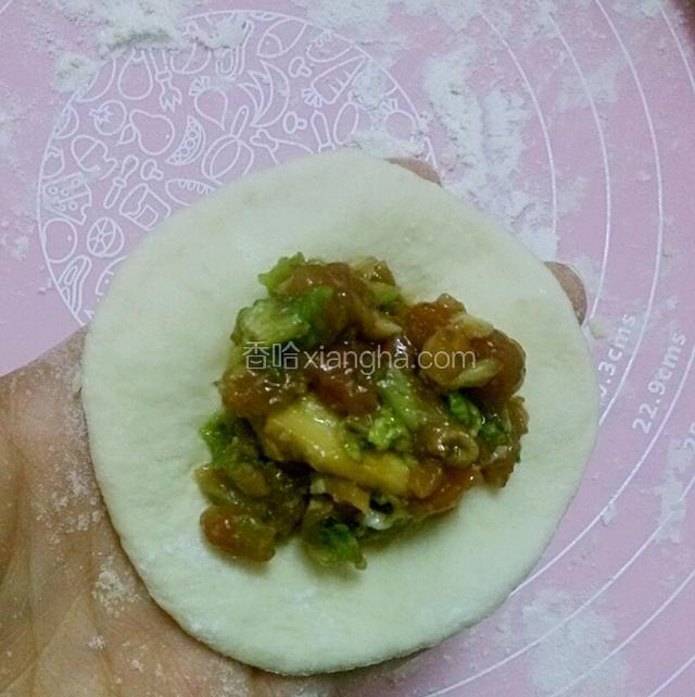 用擀面杖把面皮擀薄，放入馅料
   