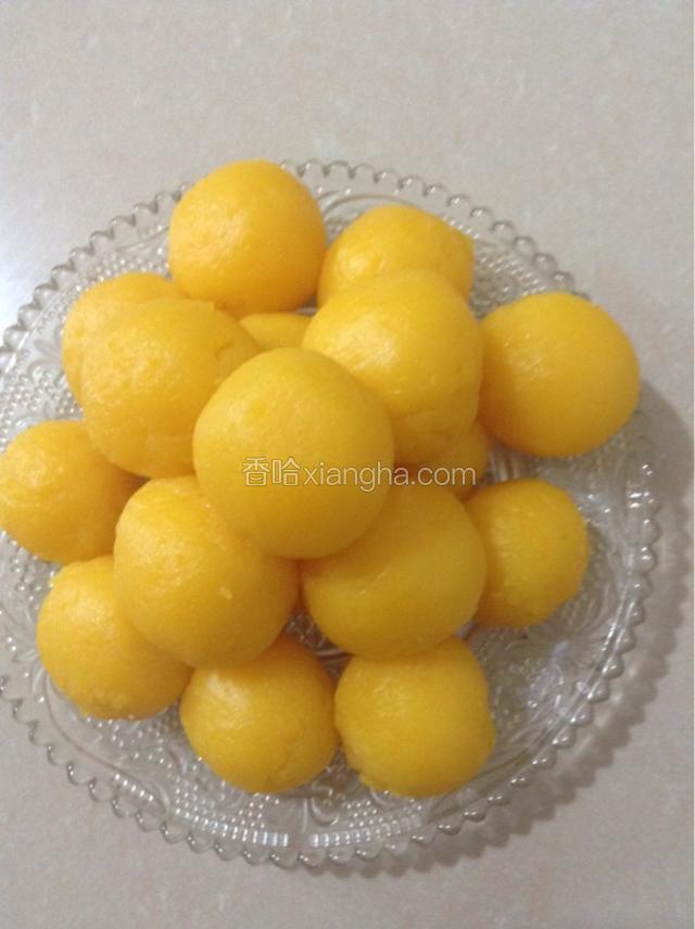 这是提前做好的奶黄馅，具体做法看我上传的菜谱。