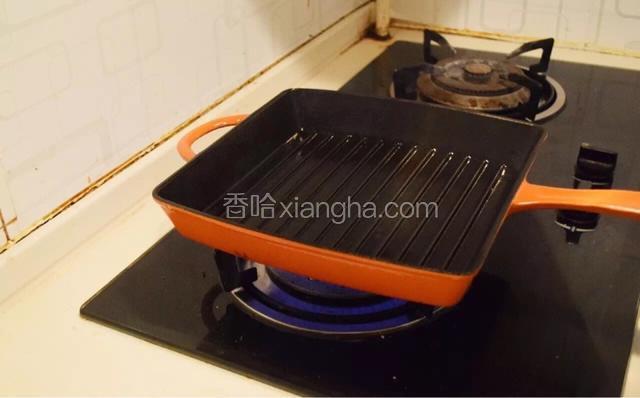 用手轻轻按压肉的表面使调料嵌入肉中。
在脂肪层附近涂抹调味料。
将橄榄油均匀涂摸在牛肉表面
加热平底锅或烧烤国，待其冒烟。