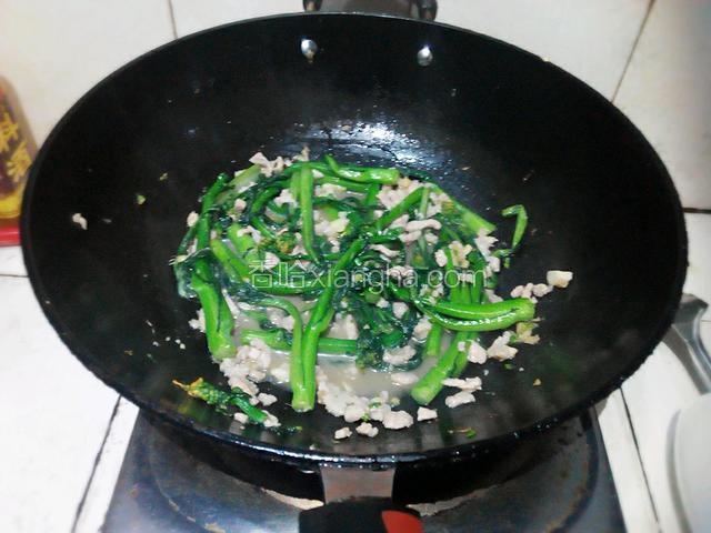 起锅、用筷子夹起菜心摆盘、把肉沫倒在菜心上、淋上酱油(可不放)、即可
