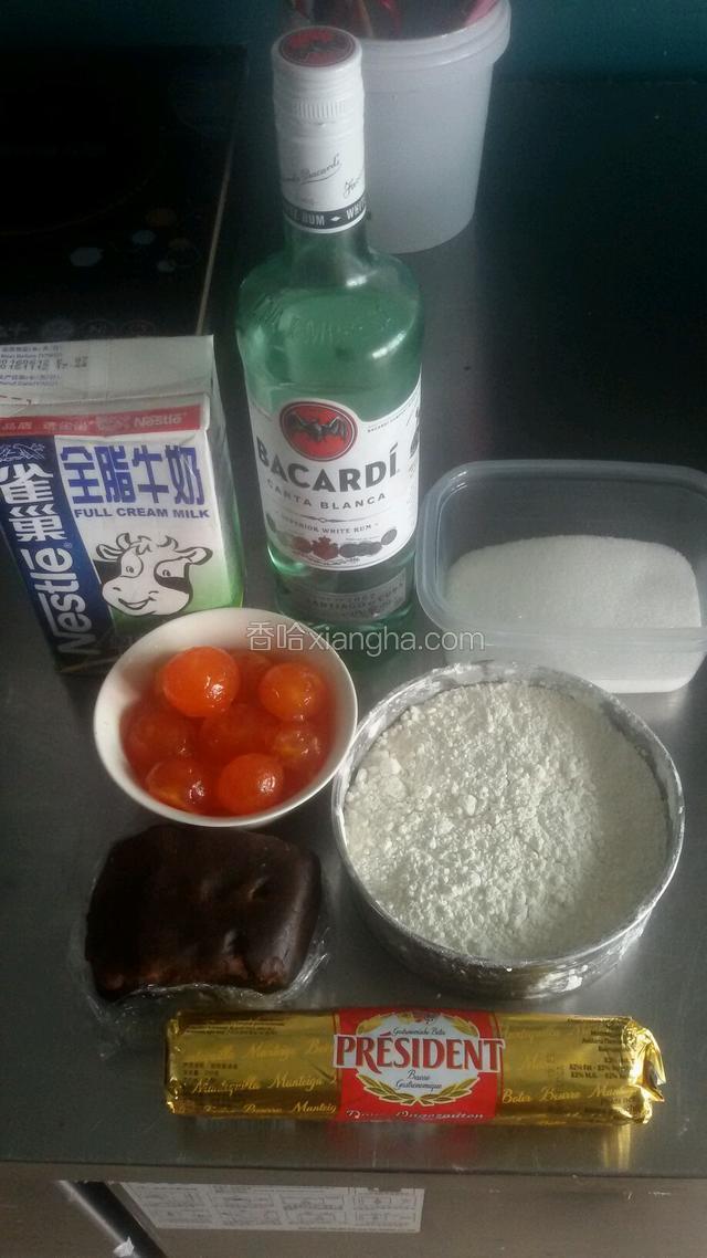 先把材料准备好。蛋黄可以买整个回来再分离。也可以买包装好的鸭蛋黄。提前一个一天将蛋黄倒在油里泡着。这样更出油一些。
    
再把烤炉预热上下150度。将蛋黄沾朗姆酒一圏摆盘烤3分钟，起杀菌作用。不要烤熟。熟了包的时候会散开。
