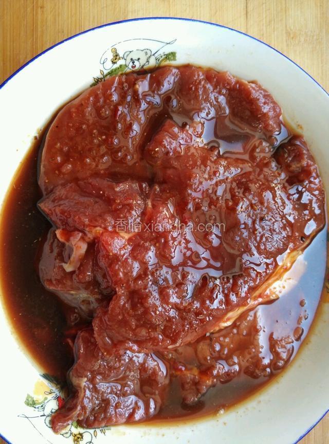 将红葡萄酒和调好的酱汁倒在盘子里，将松好的牛肉放在酱汁里，洒上五香粉，让牛肉入味一小时
