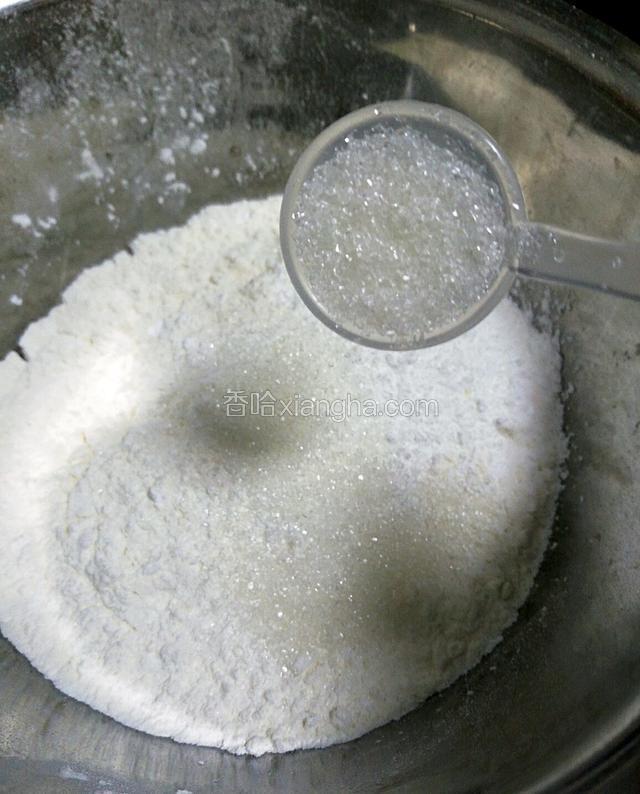 加入白糖（喜欢吃咸味的就改加盐，但要撒点点白糖可去腥更好吃）