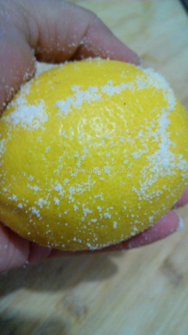 把柠檬表面抹上一层食盐，轻轻的摩擦片刻