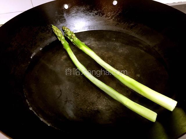 锅内放水把芦笋烫熟。