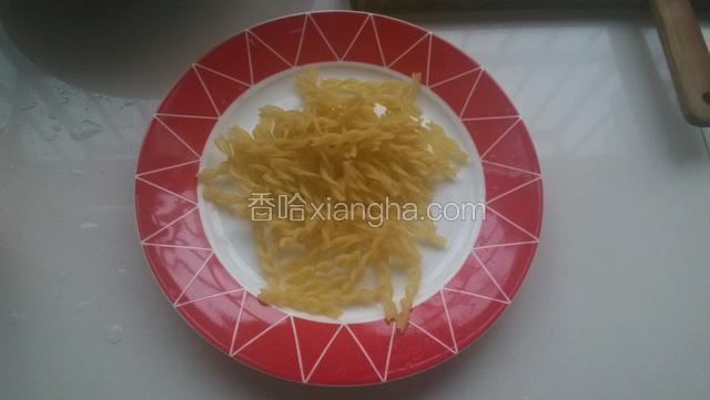 通心粉50克，锅内烧开水煮十分钟