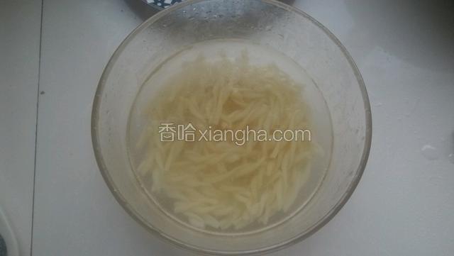 煮好的通心粉放入加了少许色拉油的冷水