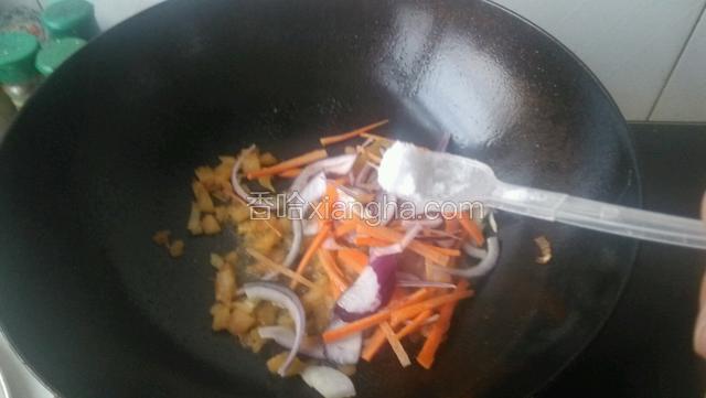 加入盐，白胡椒粉调味