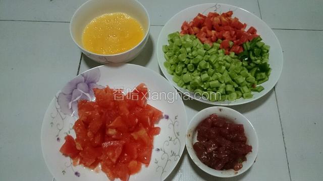 把各种配菜切丁；
鸡蛋打散放少量盐滑炒出来备用；
牛肉切粒用老抽，生粉，蛋清，盐，五香粉腌制二十分钟后滑炒断生备用。
