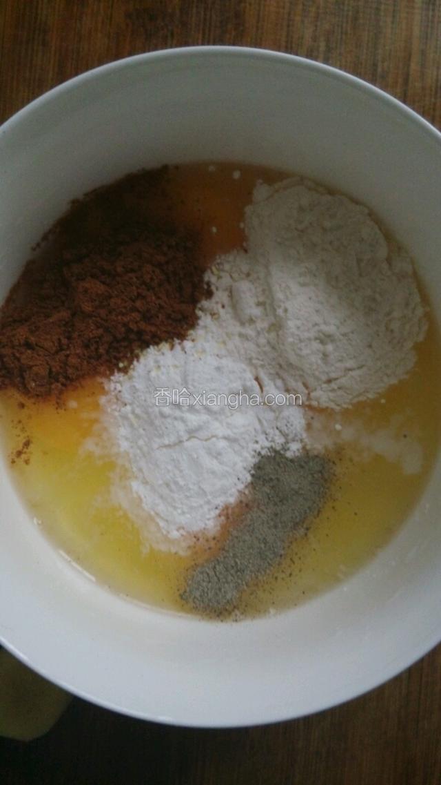 加入淀粉，面粉，五香粉，胡椒粉，盐