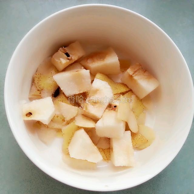 梨皮和梨核切成块儿（梨一定要事先洗净）
