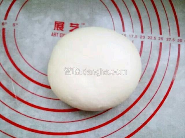 然后揉光华面团，松弛一小时(面要硬，煮熟面条不段)