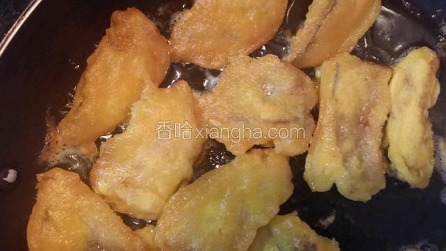 锅入油，油热后放入沾好炸粉的九肚鱼，炸到两边金黄即可。
