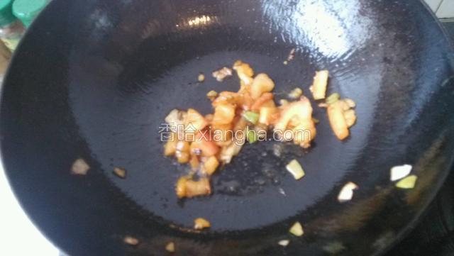 加入西红柿翻炒