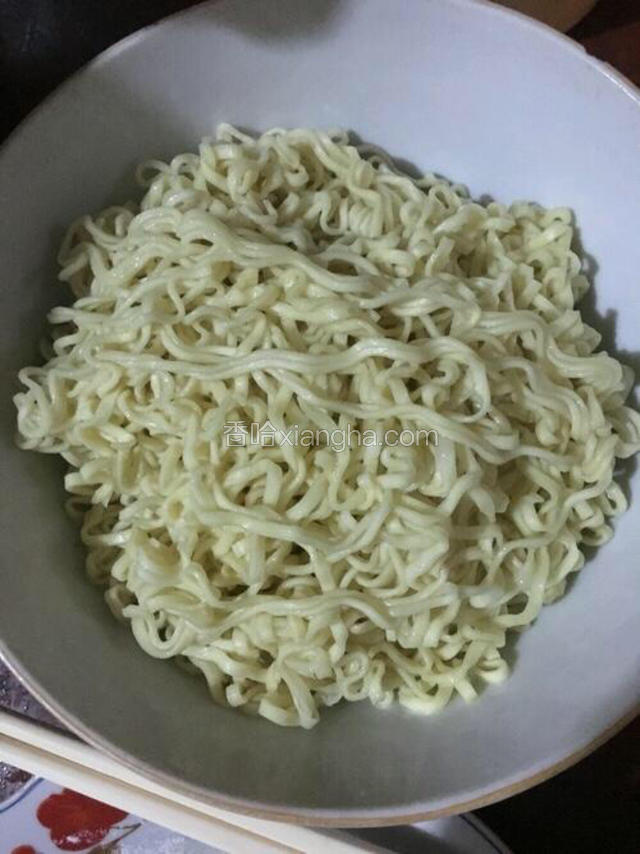 过凉水沥干水分备用