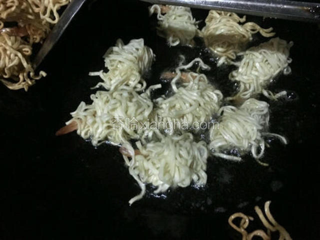 油温7~8成小火慢炸