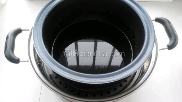 取一个大蒸锅添足够的水，把装阿胶的容器放入锅中盖上锅盖隔水蒸。