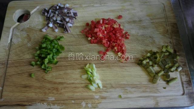 将菜切成丁，鱿鱼须烫熟待用