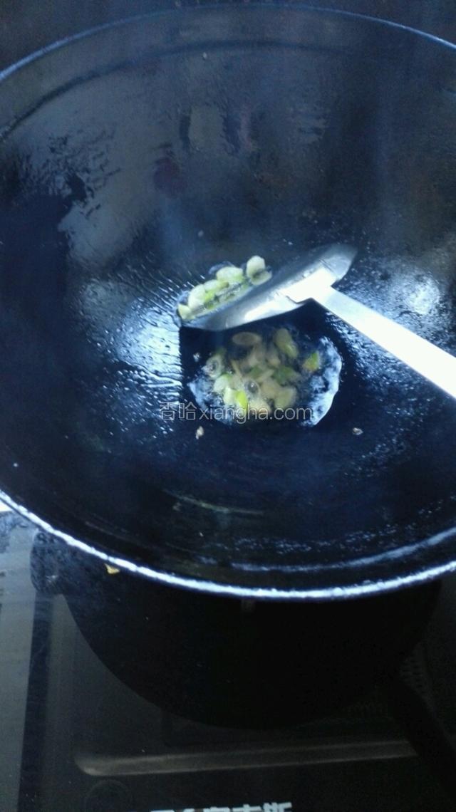油烧七八成热放葱花炝锅