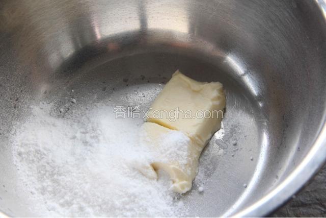 软化的黄油加入糖粉，用电动打蛋器打发至颜色变浅，体积膨胀