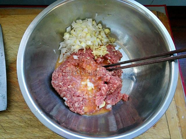 把蛋液，葱，姜末放入羊肉馅中搅拌均匀