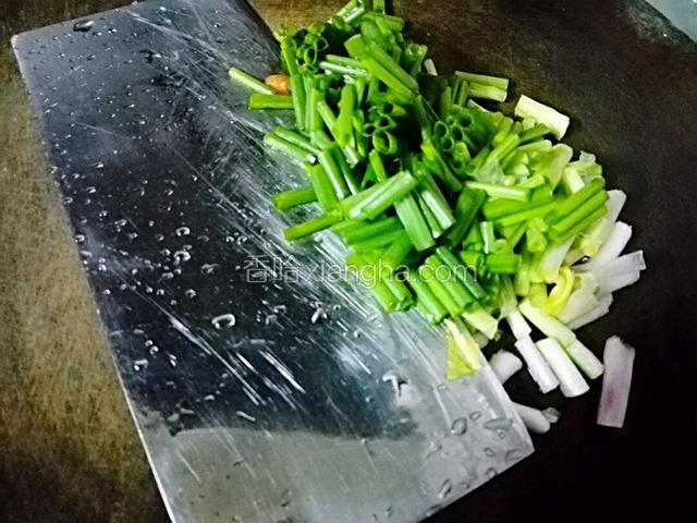 葱洗干净，切寸段