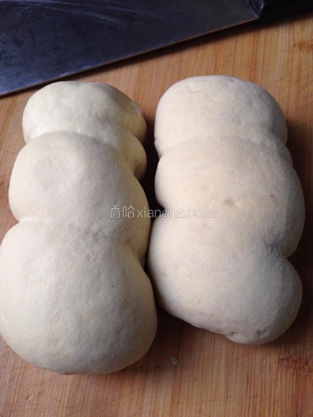 素鸡洗净用厨房纸巾吸干水分。
(我买的是上海清美豆制品生产的素鸡，特别好吃)