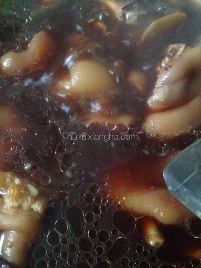 小火炖一个半小时左右。
中通可以用筷子戳一下试试看看猪蹄烧烂的程度如何。筷子戳动就烂了。