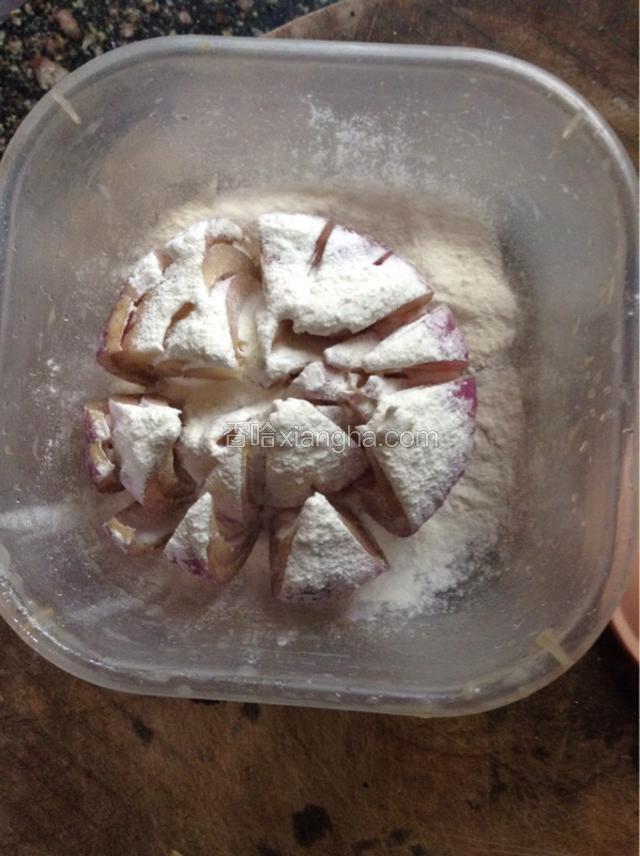撒上面粉，再摇匀。