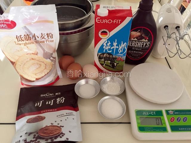 首先，这是我们需要准备的食材以及工具。将鸡蛋分离，蛋清和蛋黄分别放在两个容器里，放蛋清的那个碗一定要干净、无水无油。