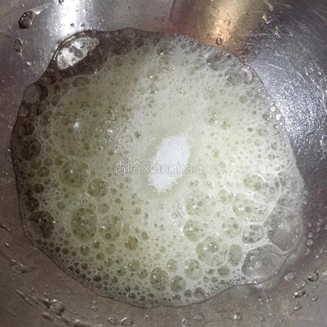 我们先来处理蛋白，将几滴柠檬汁或米醋加入蛋白，打到蛋白起泡时加入三分之一的白砂糖A。