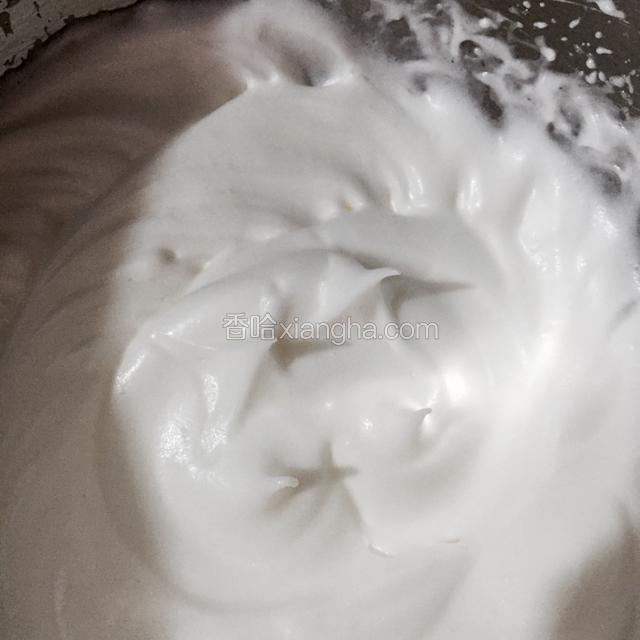 噹噹噹噹，将我们的蛋白从冰箱中拿出来，检查一下它的状态，是否还是屹立不倒的呢？如果是，恭喜你，可以进行下一步了，如果不是，那么就稍稍再搅打一会，但是切记不要打过了。