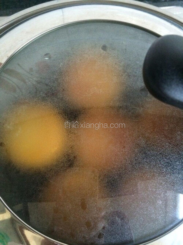 盖上盖子焖一分钟左右。翻面同理。（因为我做的饼比较大不容易熟，所以要焖煮下，这样一来饼也比较柔软可口。）