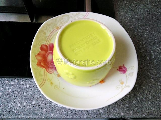 装用绿色碗中压时炒熟番茄饭，放盘子倒扣过来
