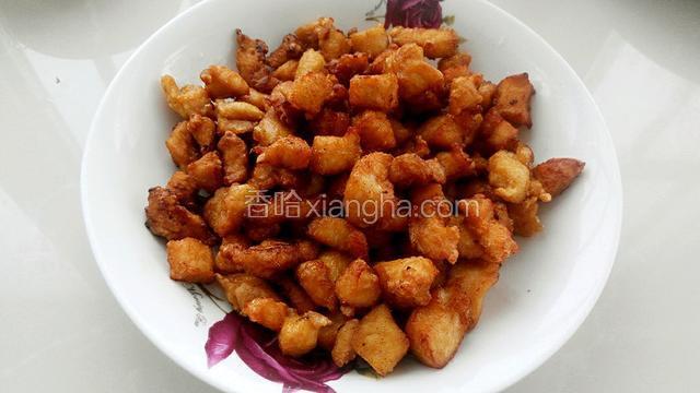 把鸡丁炸至表面金黄捞出备用。