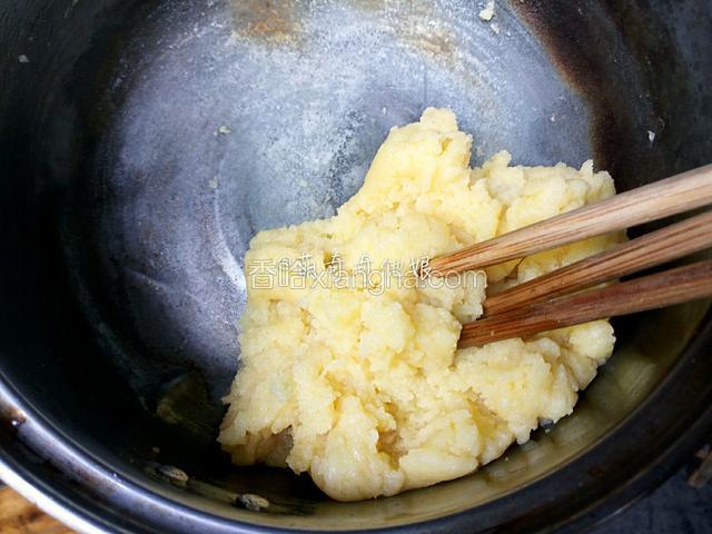搅拌均匀后再次放到煤气灶上，小火加热至锅底出现一层薄膜，离火。（这一步开始可以用橡皮刮刀，拌的时候方便）
面糊用筷子拨开稍晾凉至不烫手。