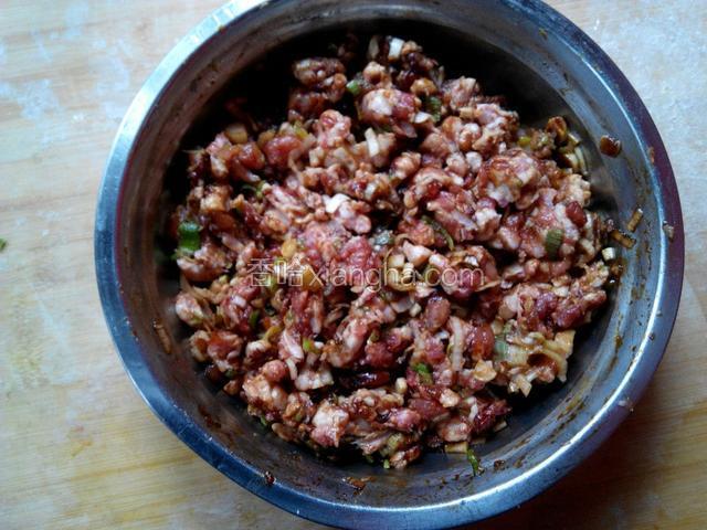 猪肉洗净用绞碎机打碎，葱切成碎末，加入盐、鸡精、料酒、老抽、香油调味，搅拌均匀。