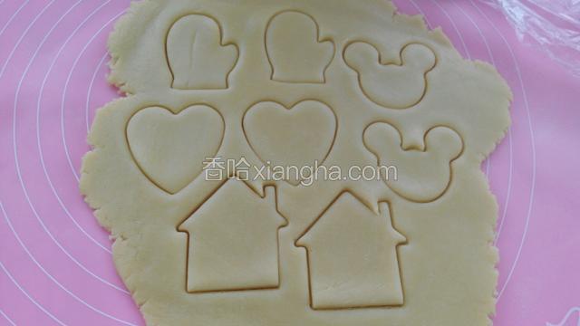 用模具压出饼干形状。