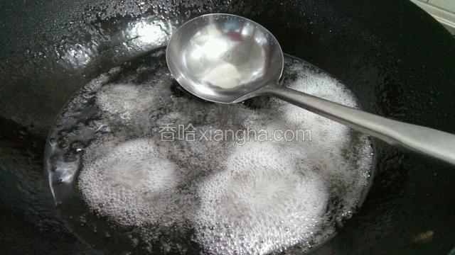 锅里放白糖，水，开火慢慢熬开！我熬了大概有10分钟吧