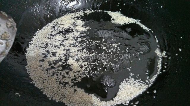 糖熬成发黄色，可以拉丝时放入芝麻，再熬一会儿关火！