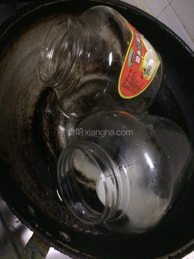 把装罐头的瓶子洗干净，用水煮开3分钟左右