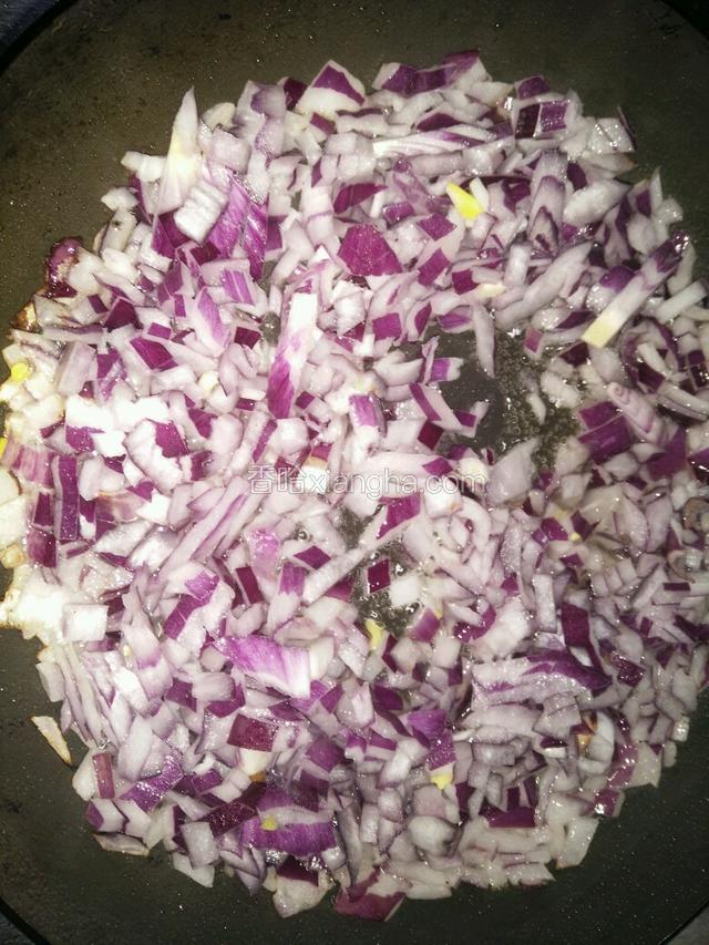 洋葱洗净切碎末，先入油锅炒熟，添起备用