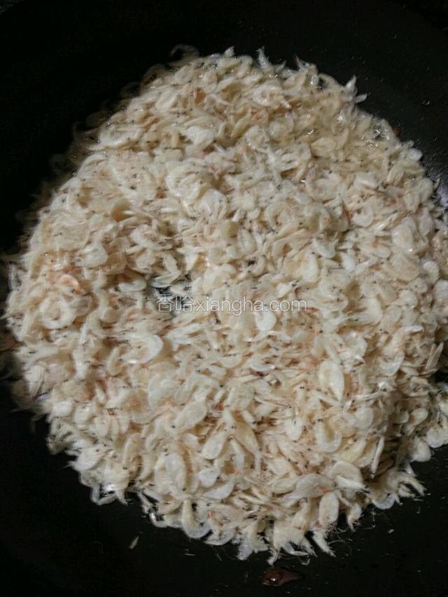 再加花生油，中小火焙干虾皮