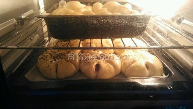 烤箱170度烤10分钟拿出涂抹标注3的软化的黄油