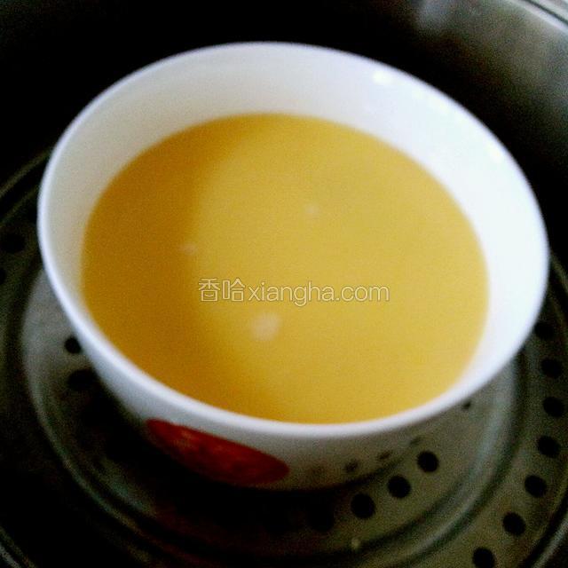 将蒸碗中的料酒倒净，再倒入鸡蛋液上蒸锅。
