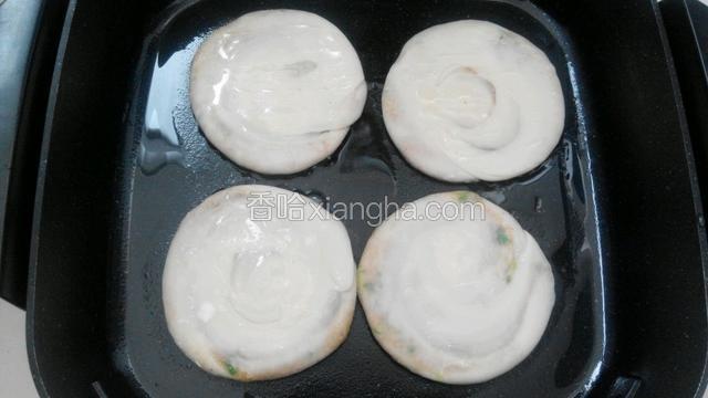 平底锅刷适量油，放入做好的饼小火烙制。